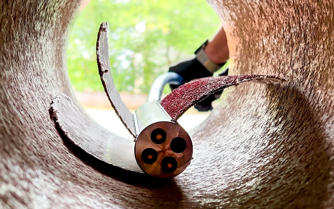 Professionelle Rohrreinigung – Ablagerungen werden vor der AWT Innenbeschichtung entfernt