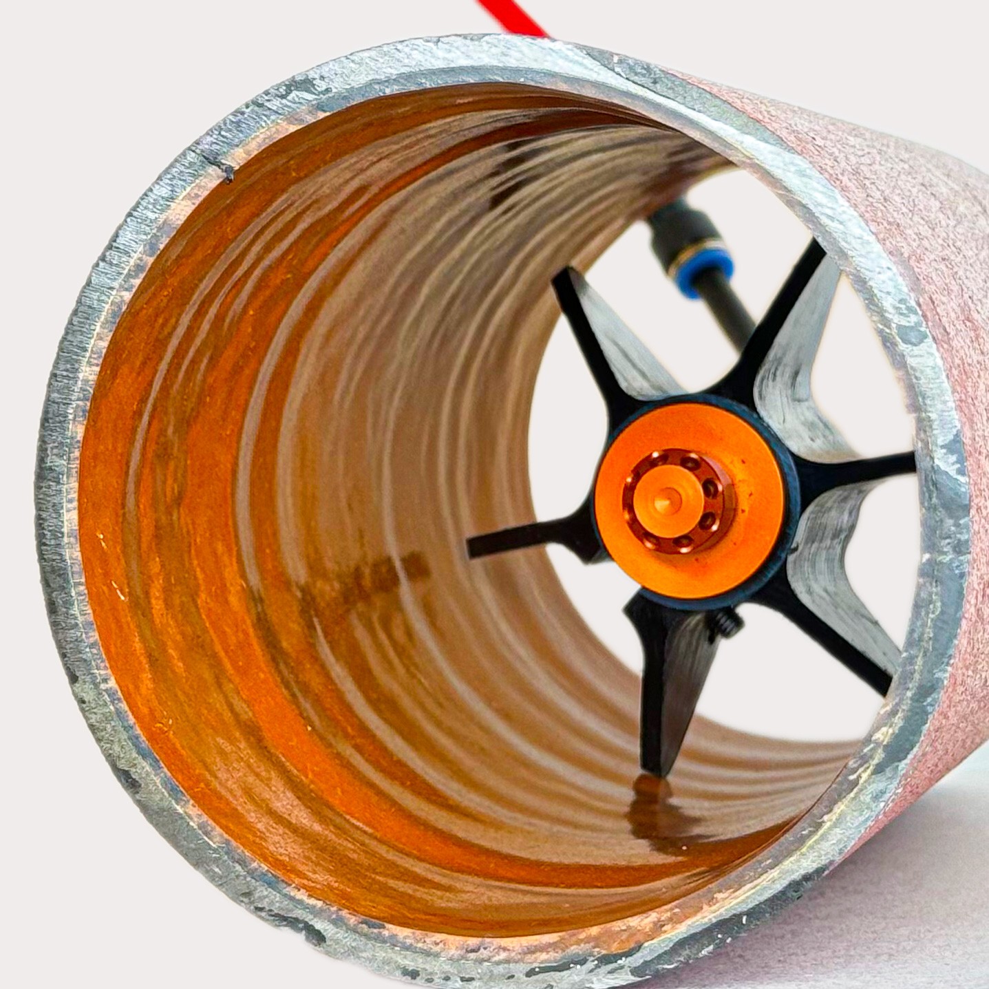 Querschnitt eines sanierten Abflussrohres – AWT Rohrreinigung Niederrhein: Rohrinnenbeschichtung mit Polypipe Coating System